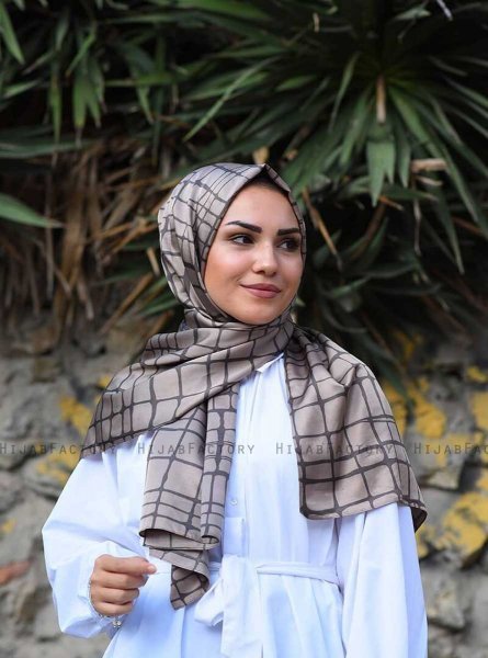 Mahmuna - Taupe Gedessineerde Satin Hijab