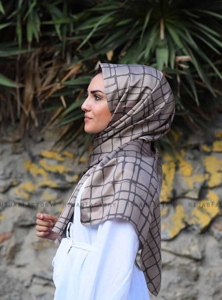 Mahmuna - Taupe Gedessineerde Satin Hijab