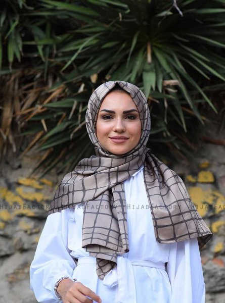 Mahmuna - Taupe Gedessineerde Satin Hijab